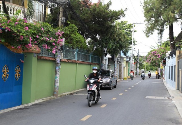 Hiến đất mở rộng hẻm ở TPHCM: Sẻ chia tấc vàng - Ảnh 2.