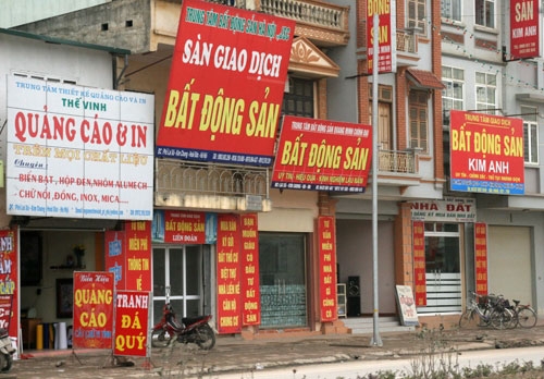 Hàng loạt sàn môi giới bất động sản ở Móng Cái bị dừng hoạt động - Ảnh 2.