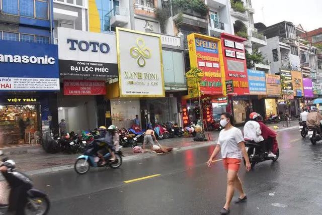  Nhiều người tìm mua bán nhà phố, căn hộ  - Ảnh 1.