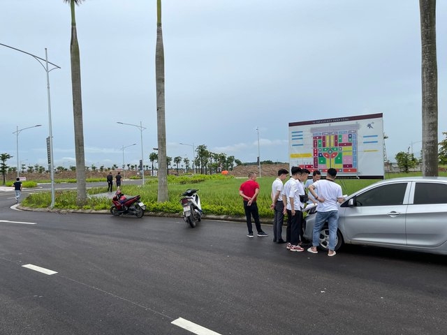 Đất nền đã giảm giá, vì sao nhà đầu tư bất động sản vẫn chưa xuống tiền? - Ảnh 1.