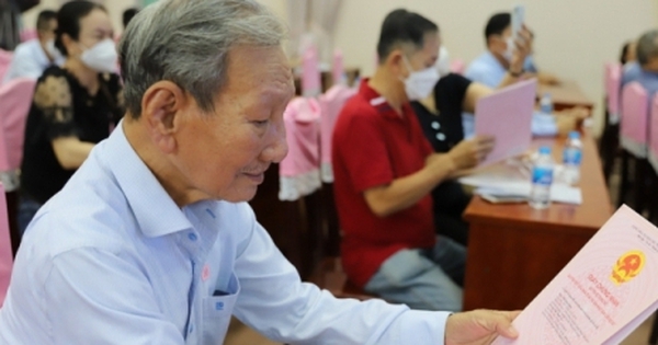 22 hộ dân ngoài ranh quy hoạch đô thị mới Thủ Thiêm nhận “sổ đỏ”