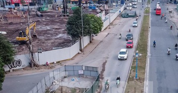 Cận cảnh loạt 9 "lô cốt" án ngữ 300m đường tại Hà Nội