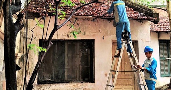 Dọn sạch rác tại biệt thự nguyên chủ tịch TP Hà Nội trả lại 8 năm vẫn bỏ hoang