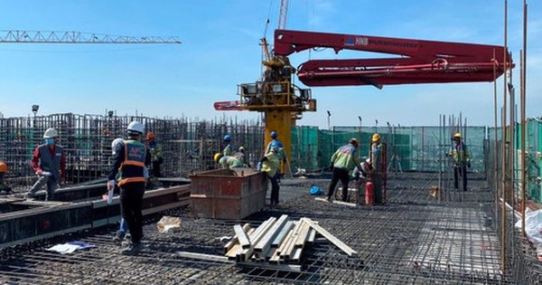 Công nhân tại các dự án vẫn ngày đêm thi công kịp tiến độ, “điểm sáng” thị trường BĐS cận Tết?
