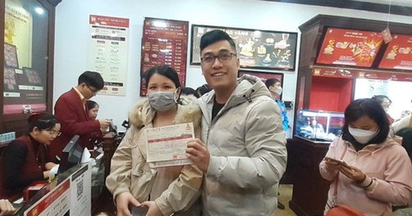 Nhà đầu tư bất động sản xếp hàng từ 5 giờ sáng đi mua vàng ngày Thần Tài: “Mong một năm cắt lãi thành công”