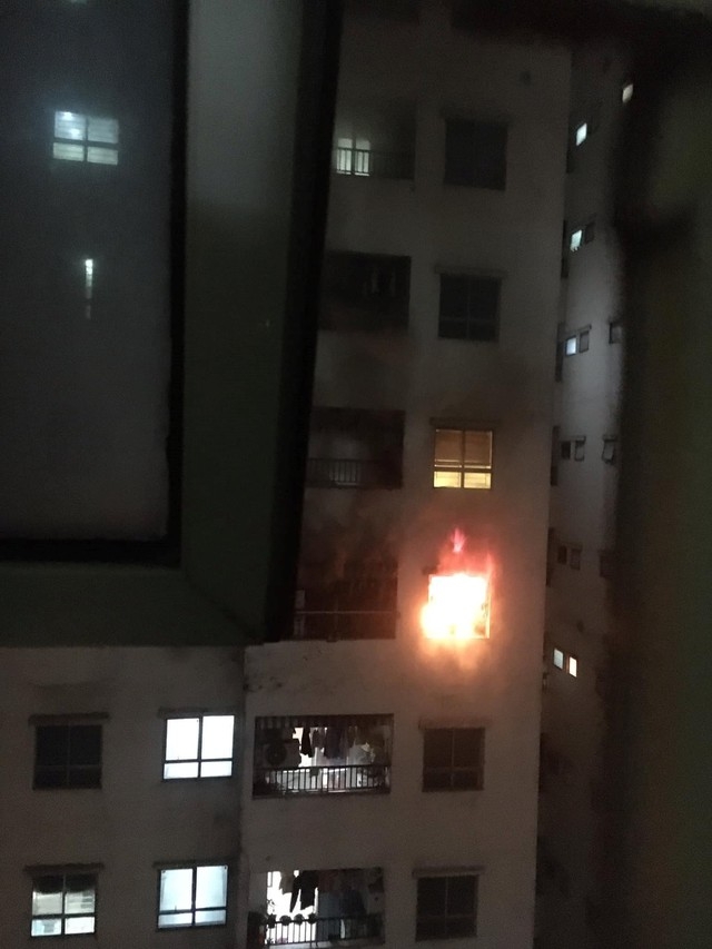 Cháy chung cư HH Linh Đàm, lửa bùng lên từ phòng ngủ căn hộ 63m2 - Ảnh 1.